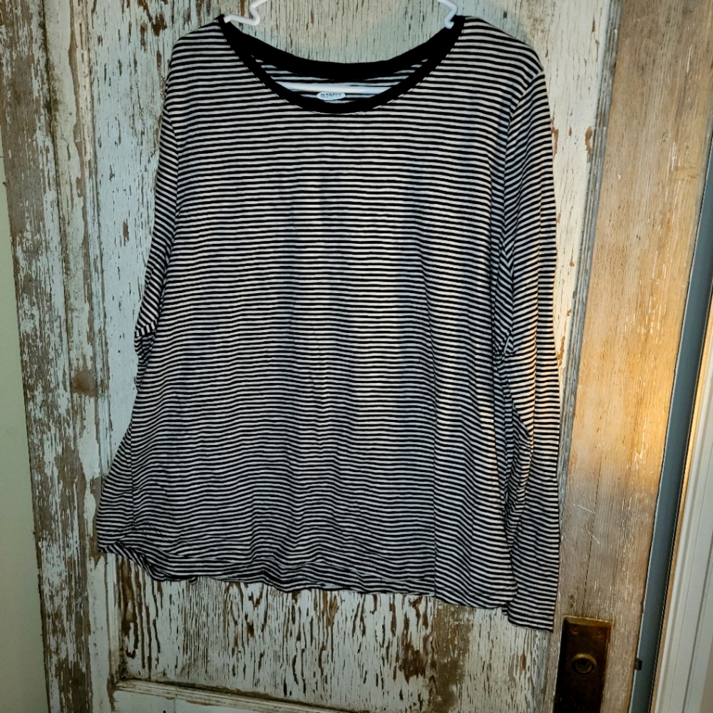 Long sleeved black and white XXL old navy